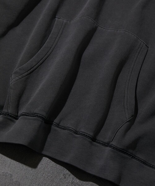 FREAK'S STORE（フリークスストア）の「限定展開 THRASHER×FREAK'S STORE /スラッシャー  別注 ピグメントダイ ワンポイントロゴ パーカー（パーカー・メンズ・ピンク/ホワイト/ブラック/サックスブルー・LARGE/SMALL/MEDIUM）」の8枚目の写真