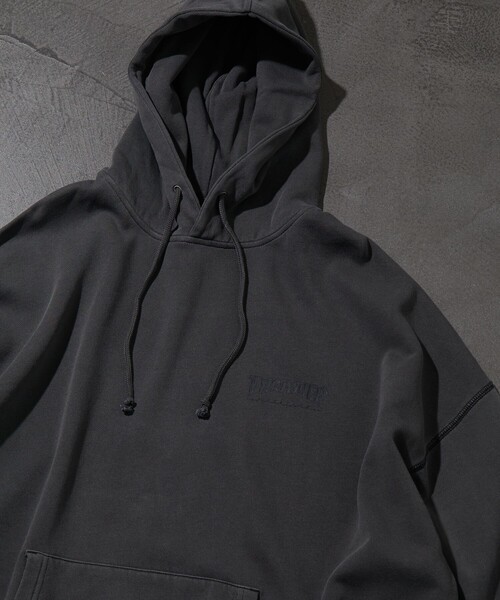 FREAK'S STORE（フリークスストア）の「限定展開 THRASHER×FREAK'S STORE /スラッシャー  別注 ピグメントダイ ワンポイントロゴ パーカー（パーカー・メンズ・ピンク/ホワイト/ブラック/サックスブルー・LARGE/SMALL/MEDIUM）」の15枚目の写真