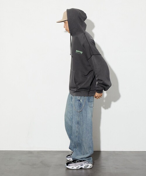 FREAK'S STORE（フリークスストア）の「限定展開 THRASHER×FREAK'S STORE /スラッシャー  別注 ピグメントダイ ワンポイントロゴ パーカー（パーカー・メンズ・ピンク/ホワイト/ブラック/サックスブルー・LARGE/SMALL/MEDIUM）」の17枚目の写真