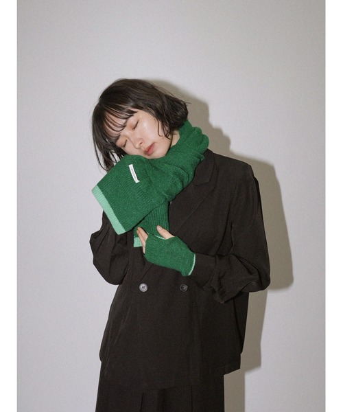 Uenui(ウニュイ)の「セット マフラー 手袋 バイカラーデザイン(マフラー・レディース・ライトブルー/チャコールグレー/レッド・FREE)」の10枚目の写真