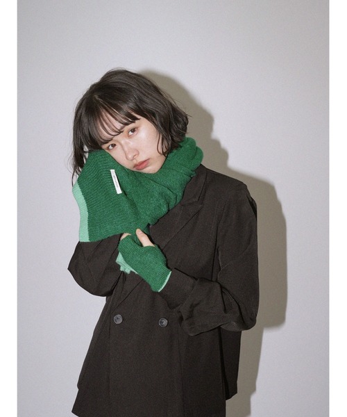 Uenui(ウニュイ)の「セット マフラー 手袋 バイカラーデザイン(マフラー・レディース・ライトブルー/チャコールグレー/レッド・FREE)」の5枚目の写真