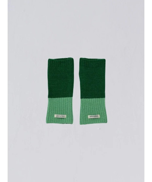 Uenui(ウニュイ)の「セット マフラー 手袋 バイカラーデザイン(マフラー・レディース・ライトブルー/チャコールグレー/レッド・FREE)」の16枚目の写真