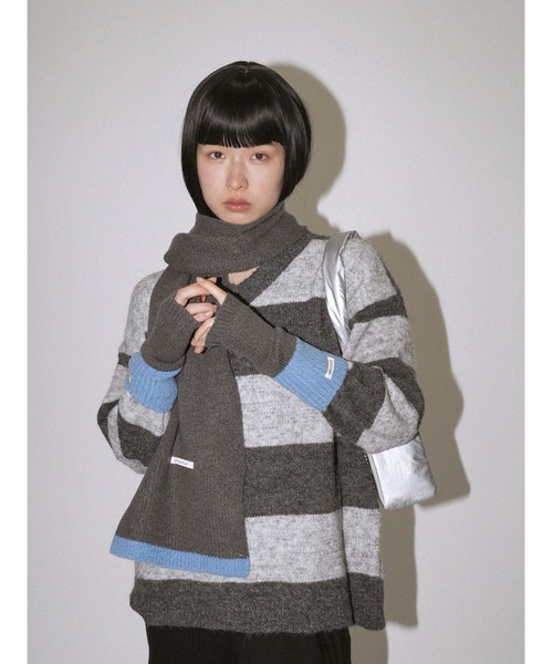 Uenui(ウニュイ)の「セット マフラー 手袋 バイカラーデザイン(マフラー・レディース・ライトブルー/チャコールグレー/レッド・FREE)」の17枚目の写真