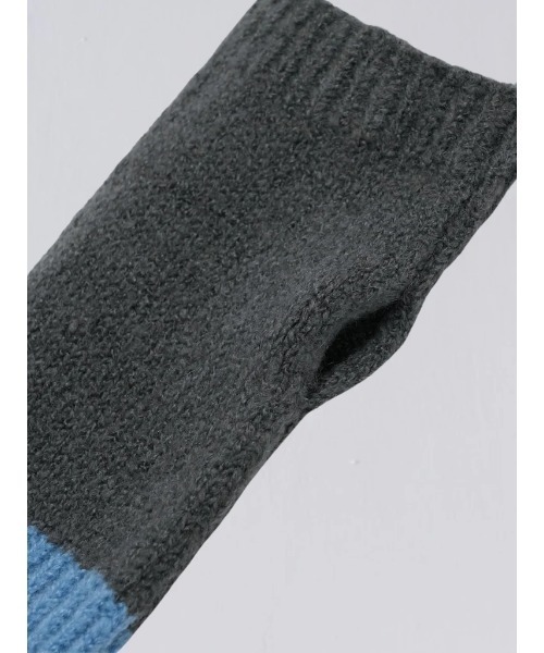 Uenui(ウニュイ)の「セット マフラー 手袋 バイカラーデザイン(マフラー・レディース・ライトブルー/チャコールグレー/レッド・FREE)」の20枚目の写真