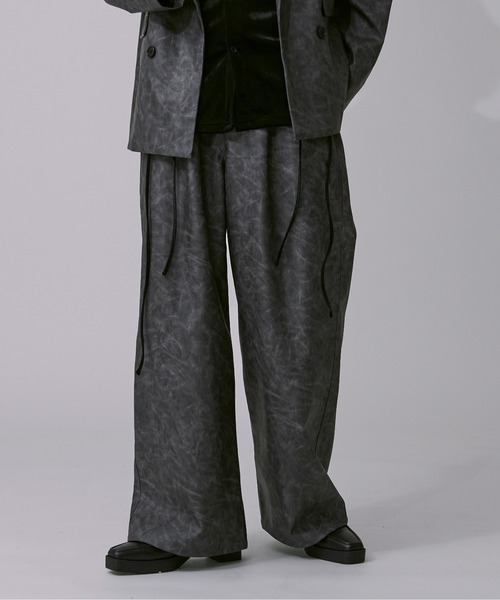 Ellno Loset(エルノロゼット)の「合皮アソートタックワイドフレアパンツ / SET UP対応(その他パンツ・メンズ・チャコールグレー/ブラック・X-SMALL/SMALL/MEDIUM/LARGE)」の2枚目の写真