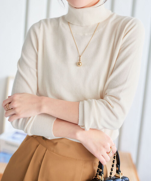 KOBE LETTUCE（コウベレタス）の「[ M/L/XL 選べるネック ] メルティシンプルニット（ニット/セーター・レディース・グレー系/グレー系1/サックスブルー系/サックスブルー系1/ベージュ系/ベージュ系1/アイボリー系/アイボリー系1/ブラック/ブラック系・L/M/XL）」の8枚目の写真