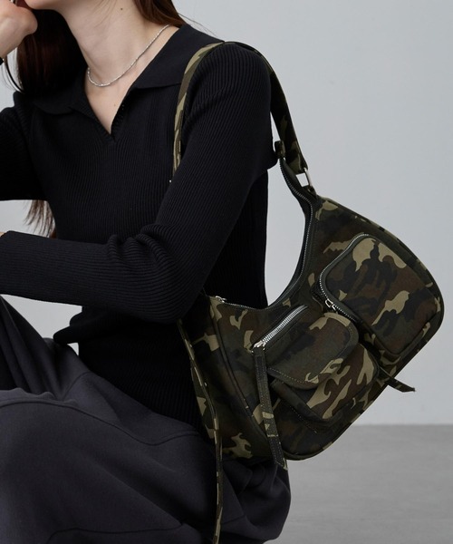 MONO-MART（モノマート）の「【nui nullu】2WAYマルチポケットショルダーバッグ（ショルダーバッグ・レディース・レッド/ブラック/ブロンズ/ホワイト/ブラウン/キャメル/シルバー/カモフラージュ/ブルー系/ブラック系/ピンク/ブラウン系・FREE）」の11枚目の写真