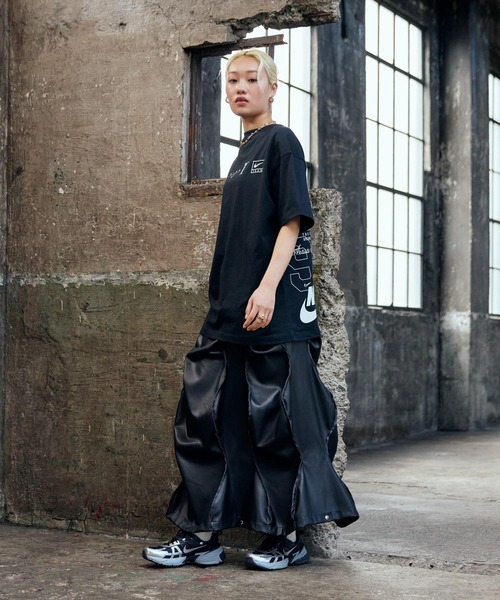 NIKE（ナイキ）の「ナイキ スポーツウェア ウィメンズ オーバーサイズド Tシャツ / Nike Sportswear Women's Oversized T-Shirt HJ2994-010 Black（Tシャツ/カットソー・レディース・ブラック・XL/S/M/L/2XL/XS）」の4枚目の写真