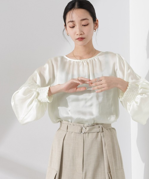 NANO universe（ナノユニバース）の「2WAYデザインスリーブサテンブラウス（シャツ/ブラウス・レディース・ホワイト/グリーン/チャコール・FREE）」の2枚目の写真