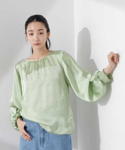NANO universe（ナノユニバース）の「2WAYデザインスリーブサテンブラウス（シャツ/ブラウス・レディース・ホワイト/グリーン/チャコール・FREE）」の4枚目の写真