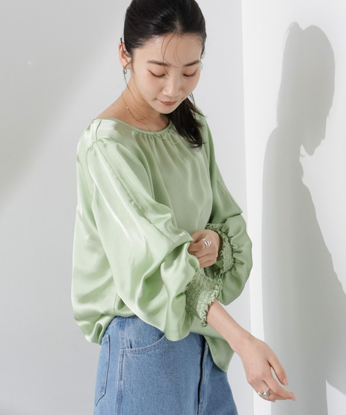 NANO universe（ナノユニバース）の「2WAYデザインスリーブサテンブラウス（シャツ/ブラウス・レディース・ホワイト/グリーン/チャコール・FREE）」の6枚目の写真