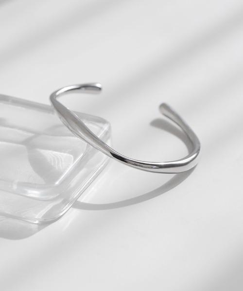 ANEMONE(アネモネ)の「【ステンレス】ニュアンスメタルバングル(バングル/リストバンド・レディース・ゴールド/シルバー・FREE)」の2枚目の写真