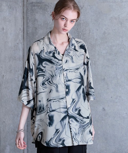 SERACE（セラス）の「【SERACE】2way loose drape marble pattern short sleeve shirt / 2wayルーズドレープマーブル柄半袖シャツ（シャツ/ブラウス・メンズ・ブラック/ホワイト/ブルー・L/M/S）」の2枚目の写真