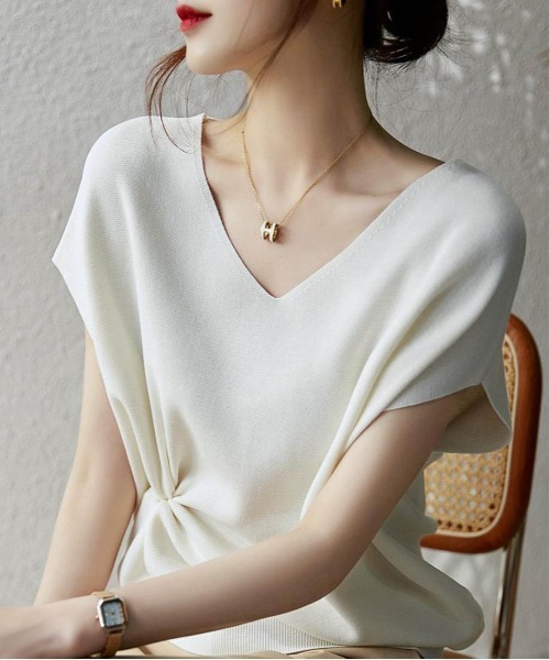 maison de LATIR(メゾンドラティール)の「《7色展開》イージーケア上品見えVネックフレンチスリーブ夏服半袖サマーニット きれいめ大人フェミニン半袖トップス(Tシャツ/カットソー・レディース・ブラック/ブルー/ホワイト/グリーン/ネイビー/パープル/ロイヤルブルー・ONESIZE)」の8枚目の写真