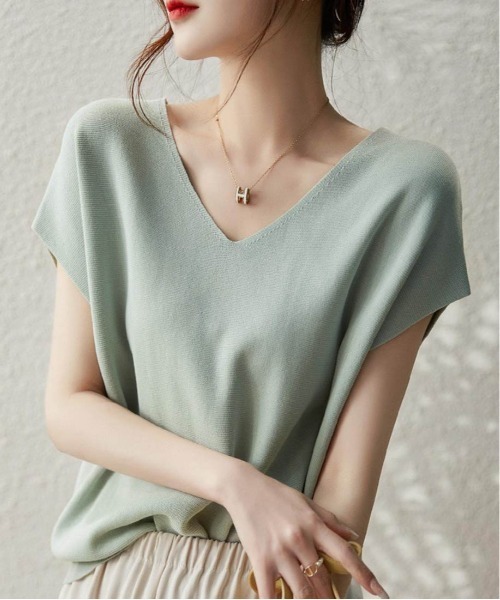 maison de LATIR(メゾンドラティール)の「《7色展開》イージーケア上品見えVネックフレンチスリーブ夏服半袖サマーニット きれいめ大人フェミニン半袖トップス(Tシャツ/カットソー・レディース・ブラック/ブルー/ホワイト/グリーン/ネイビー/パープル/ロイヤルブルー・ONESIZE)」の9枚目の写真