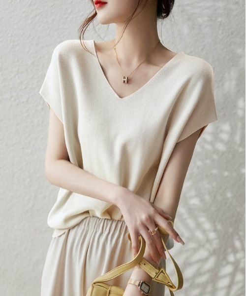 maison de LATIR(メゾンドラティール)の「《7色展開》イージーケア上品見えVネックフレンチスリーブ夏服半袖サマーニット きれいめ大人フェミニン半袖トップス(Tシャツ/カットソー・レディース・ブラック/ブルー/ホワイト/グリーン/ネイビー/パープル/ロイヤルブルー・ONESIZE)」の17枚目の写真