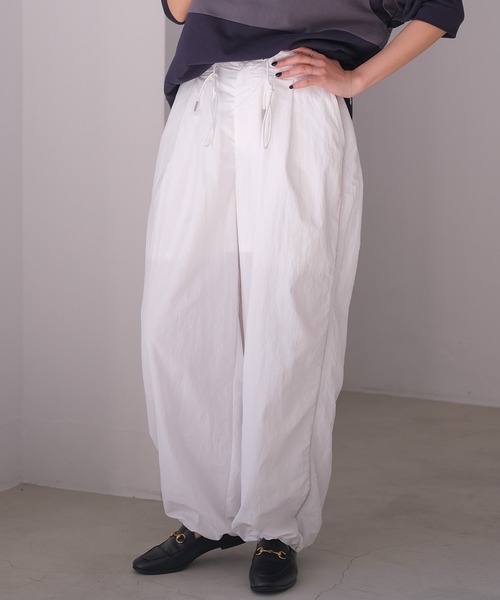 AKTE(アクテ)の「≪SPECIAL PRICE≫サイドラインパラシュートパンツ(その他パンツ・レディース・オフホワイト/ネイビー・FREE/TALL)」の1枚目の写真