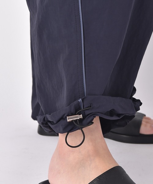 AKTE(アクテ)の「≪SPECIAL PRICE≫サイドラインパラシュートパンツ(その他パンツ・レディース・オフホワイト/ネイビー・FREE/TALL)」の13枚目の写真