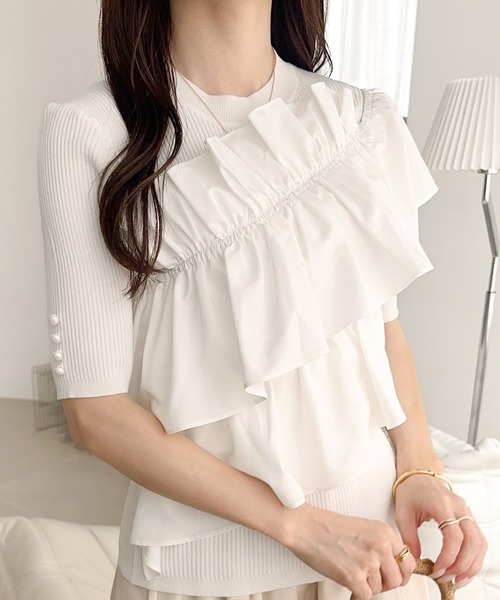 mily bilet(ミウィビレット)の「【mily bilet】大人の華やかな旬スタイル。パールボタンフリル使いサマーニット(半袖)(Tシャツ/カットソー・レディース・ブラック/アイボリー・LARGE/MEDIUM/SMALL/X-LARGE)」の3枚目の写真