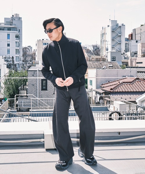 NVRFRGT(ネヴァーフォーゲット)の「CONZ別注 STAND COLLAR ZIP UP JACKET/ジップアップジャケット/ナイロンシェルジャケット/ジャストフィット(ブルゾン・メンズ・チャコールグレー/ブラック・1/2/3)」の3枚目の写真