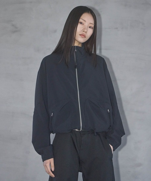 NVRFRGT(ネヴァーフォーゲット)の「CONZ別注 STAND COLLAR ZIP UP JACKET/ジップアップジャケット/ナイロンシェルジャケット/ジャストフィット(ブルゾン・メンズ・チャコールグレー/ブラック・1/2/3)」の15枚目の写真