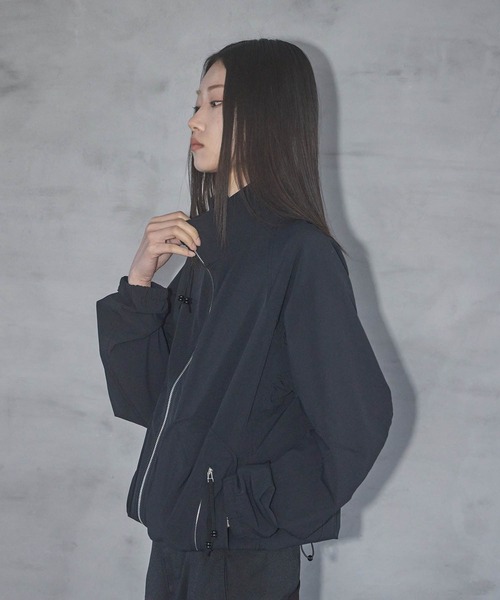 NVRFRGT(ネヴァーフォーゲット)の「CONZ別注 STAND COLLAR ZIP UP JACKET/ジップアップジャケット/ナイロンシェルジャケット/ジャストフィット(ブルゾン・メンズ・チャコールグレー/ブラック・1/2/3)」の16枚目の写真