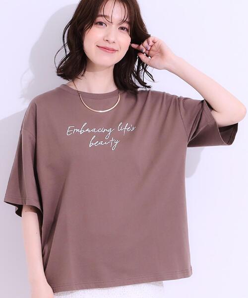 SHOO・LA・RUE（シューラルー）の「【選べる4柄】コットンプリントロゴTシャツ（Tシャツ/カットソー・レディース・ブラウン系その他2/ベージュ系その他4/イエロー系その他5/ホワイト系1/ホワイト系3/ホワイト系4/ブラック系/サックスブルー系2・01/02/03/04）」の5枚目の写真