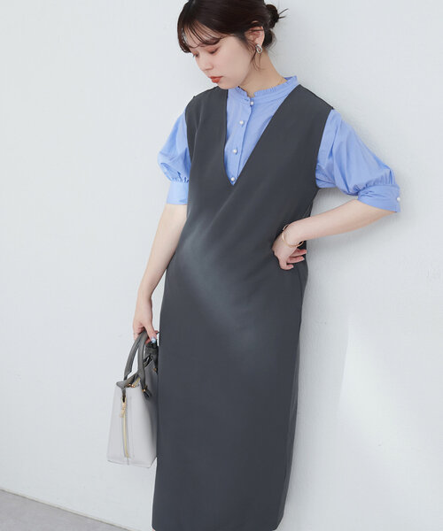 natural couture(ナチュラルクチュール)の「カットジョーゼットVネックワンピース(ワンピース・レディース・モカ/ブラック/オフホワイト/チャコールグレー・FREE)」の4枚目の写真