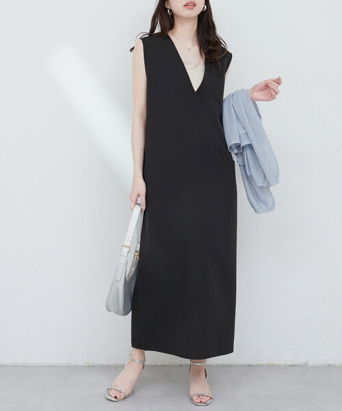 natural couture(ナチュラルクチュール)の「カットジョーゼットVネックワンピース(ワンピース・レディース・モカ/ブラック/オフホワイト/チャコールグレー・FREE)」の3枚目の写真