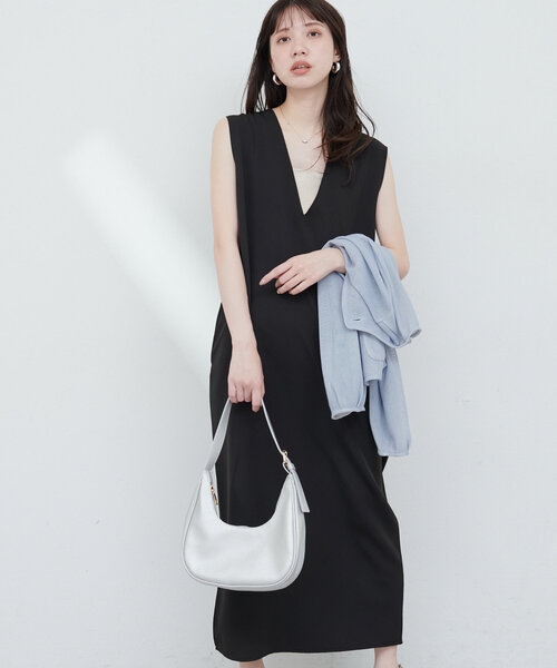 natural couture(ナチュラルクチュール)の「カットジョーゼットVネックワンピース(ワンピース・レディース・モカ/ブラック/オフホワイト/チャコールグレー・FREE)」の11枚目の写真