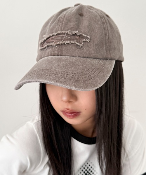 WEGO(ウィゴー)の「WEGO/フリンジロゴピグメントキャップ(キャップ・レディース・レッド/ブラウン/ブラック・FREE)」の2枚目の写真