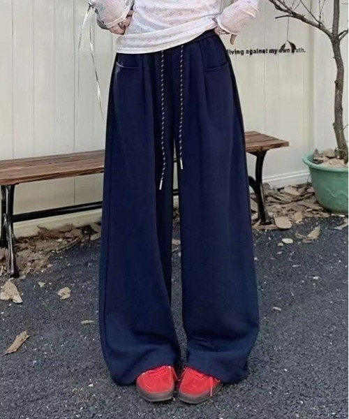 NuNuNa(ヌヌナ)の「【NuNuNa】《低身長向け》ドロストイージーワイドスウェットパンツ(スウェットパンツ・レディース・オフホワイト/グレー/ブラック/ネイビー・M)」の4枚目の写真
