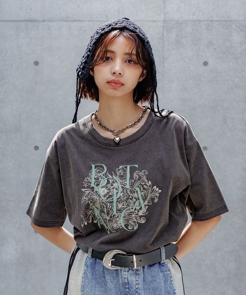 PAGEBOY（ページボーイ）の「ボタニカルシシュウＴシャツ（Tシャツ/カットソー・レディース・チャコールグレー/グリーン系その他4/ベージュ系その他・FREE）」の2枚目の写真