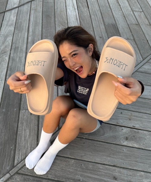 INTER FACTORY（インターファクトリー）の「moeka - SUNOUTFIT 厚底ロゴサンダル（サンダル・レディース・ベージュ・LARGE/MEDIUM/SMALL）」の5枚目の写真