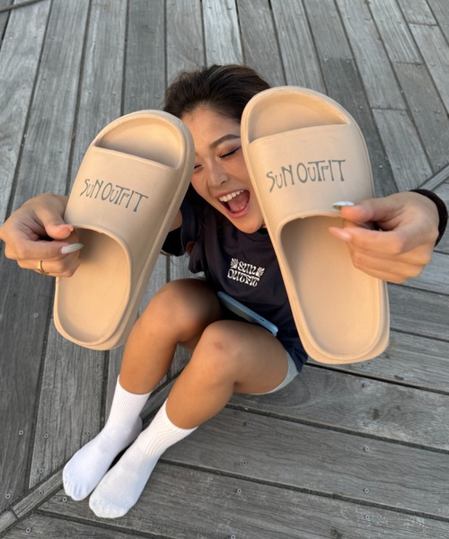 INTER FACTORY（インターファクトリー）の「moeka - SUNOUTFIT 厚底ロゴサンダル（サンダル・レディース・ベージュ・LARGE/MEDIUM/SMALL）」の2枚目の写真