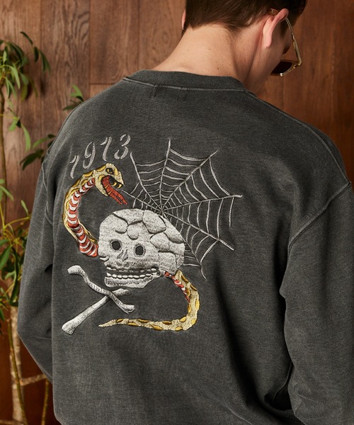 schott(ショット)の「Schott/ショット/PIGMENT SKULL AND SNAKE CREW SWEAT/ピグメント スカル アンド スネーク クルースウェット(スウェット・メンズ・レッド/ブルーグレー/ブラック・2XL/XL/L/M)」の2枚目の写真