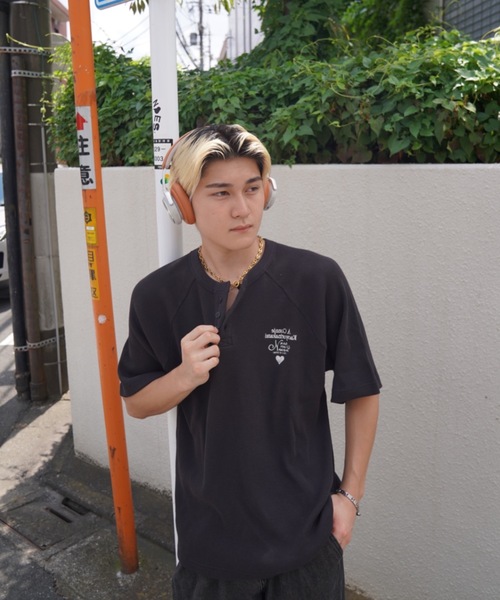 kaoyorinakami(カオヨリナカミ)の「Connie thermal henley tee / コニーサーマルヘンリーネックTシャツ(Tシャツ/カットソー・メンズ・ブラック/ホワイト・SMALL/MEDIUM/LARGE/X-LARGE)」の4枚目の写真