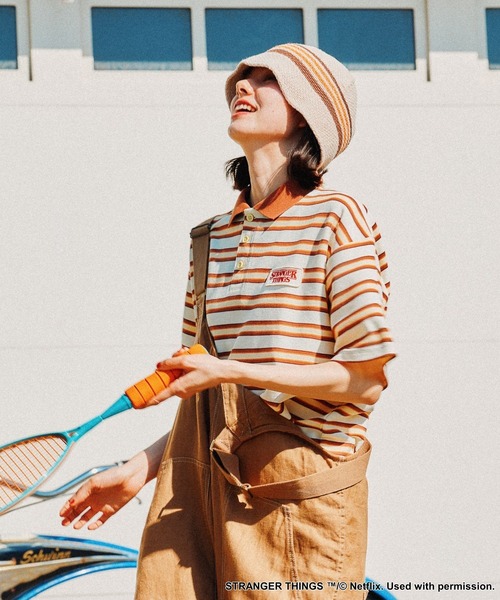 niko and...（ニコアンド）の「【STRANGER THINGS】コラボ レトロボーダーポロシャツ（ポロシャツ・レディース・イエロー/オフホワイト/ライトブルー・LARGE/MEDIUM）」の4枚目の写真