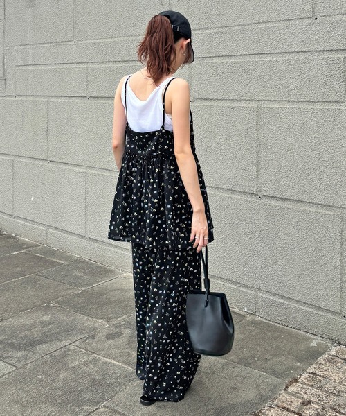 ISOOK（アイスー）の「【ISOOK / アイスー】フラワープリントフレアキャミ/ フレアギャザー キャミソール ノースリーブ レイヤード 重ね着 チュニック ロング丈 プリント セットアップ ホワイト アイボリー ブラック 白 黒 花柄 小花柄 ZOZOTOWN限定（チュニック・レディース・ブラック/ホワイト・FREE）」の6枚目の写真