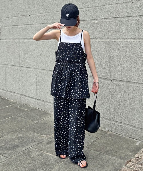 ISOOK（アイスー）の「【ISOOK / アイスー】フラワープリントフレアキャミ/ フレアギャザー キャミソール ノースリーブ レイヤード 重ね着 チュニック ロング丈 プリント セットアップ ホワイト アイボリー ブラック 白 黒 花柄 小花柄 ZOZOTOWN限定（チュニック・レディース・ブラック/ホワイト・FREE）」の3枚目の写真