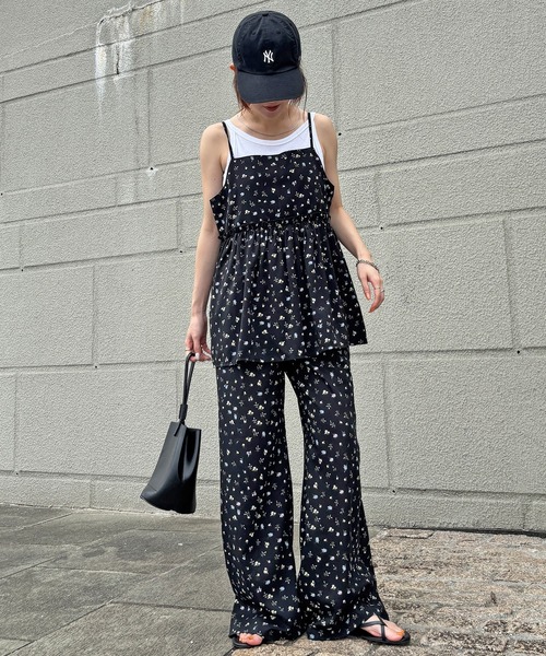 ISOOK（アイスー）の「【ISOOK / アイスー】フラワープリントフレアキャミ/ フレアギャザー キャミソール ノースリーブ レイヤード 重ね着 チュニック ロング丈 プリント セットアップ ホワイト アイボリー ブラック 白 黒 花柄 小花柄 ZOZOTOWN限定（チュニック・レディース・ブラック/ホワイト・FREE）」の4枚目の写真