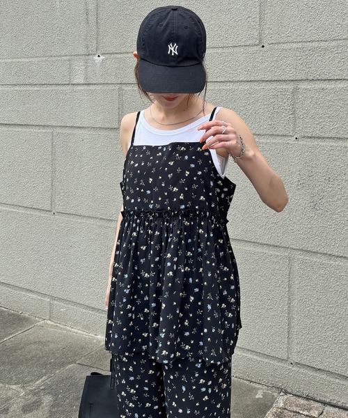 ISOOK（アイスー）の「【ISOOK / アイスー】フラワープリントフレアキャミ/ フレアギャザー キャミソール ノースリーブ レイヤード 重ね着 チュニック ロング丈 プリント セットアップ ホワイト アイボリー ブラック 白 黒 花柄 小花柄 ZOZOTOWN限定（チュニック・レディース・ブラック/ホワイト・FREE）」の5枚目の写真