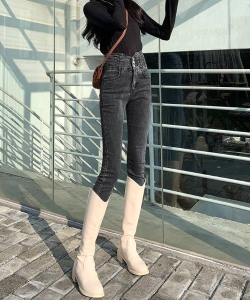 maison de LATIR(メゾンドラティール)の「ウエストinがお洒落なハイウエストタイトジーンズ(デニムパンツ・レディース・ブラック/ライトブルー/ブルー/ブラック系1・M/L/XL)」の3枚目の写真