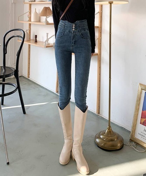 maison de LATIR(メゾンドラティール)の「ウエストinがお洒落なハイウエストタイトジーンズ(デニムパンツ・レディース・ブラック/ライトブルー/ブルー/ブラック系1・M/L/XL)」の4枚目の写真