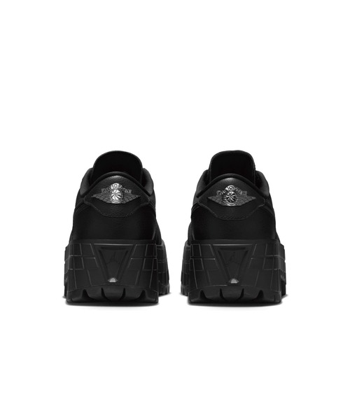 JORDAN BRAND（ジョーダンブランド）の「JORDAN BRAND W AIR JORDAN 1 BROOKLYN LOW ウィメンズ ジョーダン 1 ブルックリン LOW WHF3184 001BLK/MTLBLK（スニーカー・メンズ・ブラック・22.5cm/23.0cm/23.5cm/24.0cm/24.5cm/25.0cm/25.5cm）」の2枚目の写真