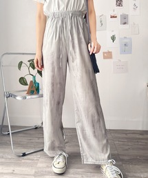 着こなしにアクセントを添えてくれる ニュアンス柄ストレートパンツ