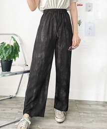 着こなしにアクセントを添えてくれる ニュアンス柄ストレートパンツ