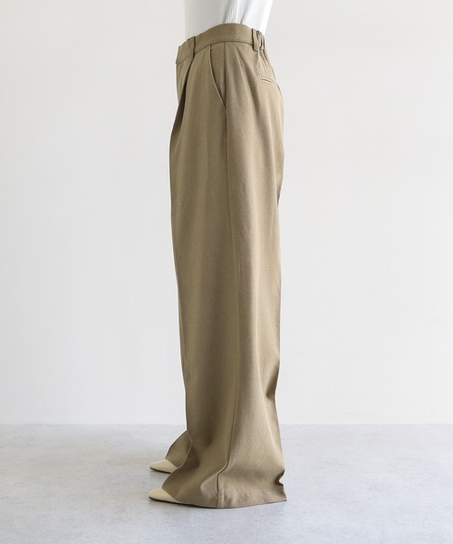 andme(アンドミー)の「タックスラックスワイドパンツ(スラックス・レディース・ブラック/ベージュ/ホワイト/ブラウン・M/L)」の5枚目の写真