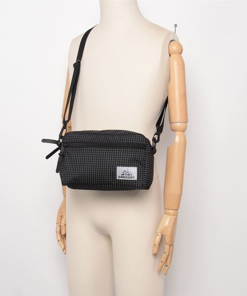 GREGORY(グレゴリー)の「パデッドショルダーポーチM PADDED SHOULDER POUCH M リフレクティブリップストップ(ショルダーバッグ・メンズ・ブラック系その他・ONE SIZE)」の2枚目の写真