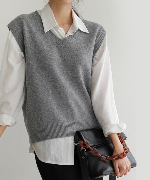 ReRe(リリ)の「Vネックニットベスト(ベスト・レディース・ブラック/グレー/ブラウン/ベージュ/オートミール・SMALL/LARGE/X-LARGE/MEDIUM)」の3枚目の写真